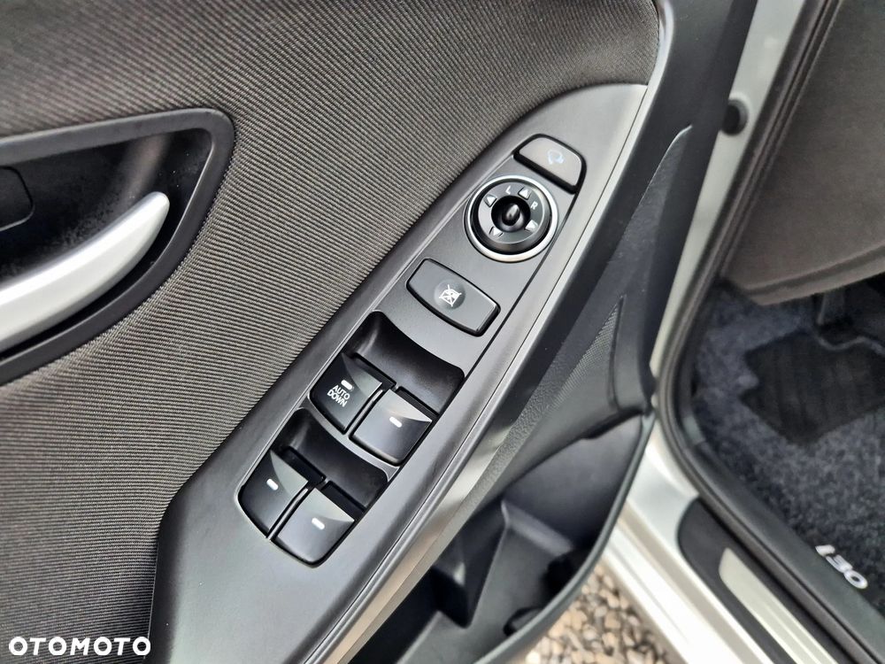 Hyundai i30 blue Kombi 1.6 GDi Passion - 28