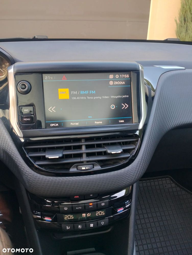 Peugeot 2008 1.2 Pure Tech Allure S&S - 16