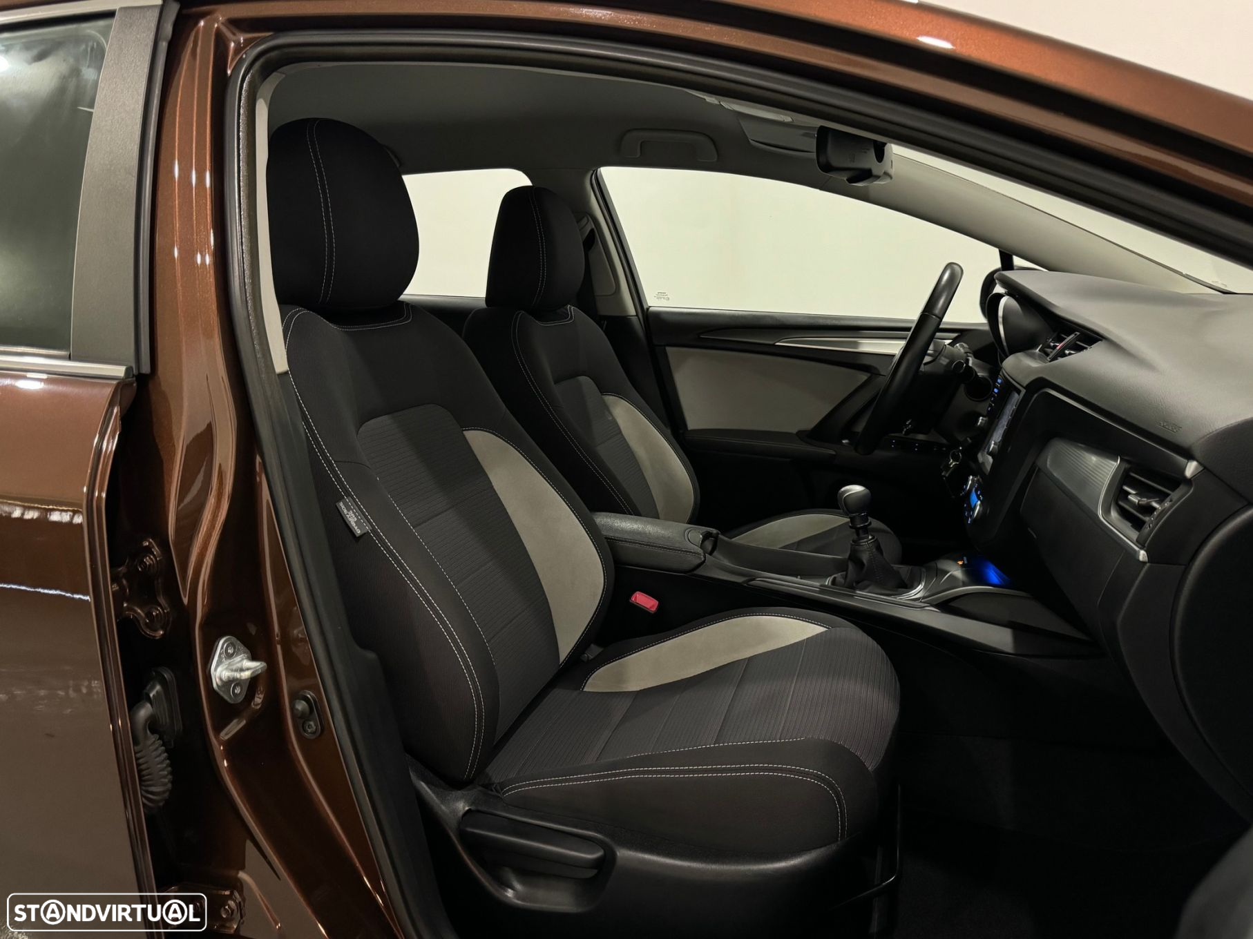 Toyota Avensis Touring Sports 1.6 D-4D Exclusive - 31