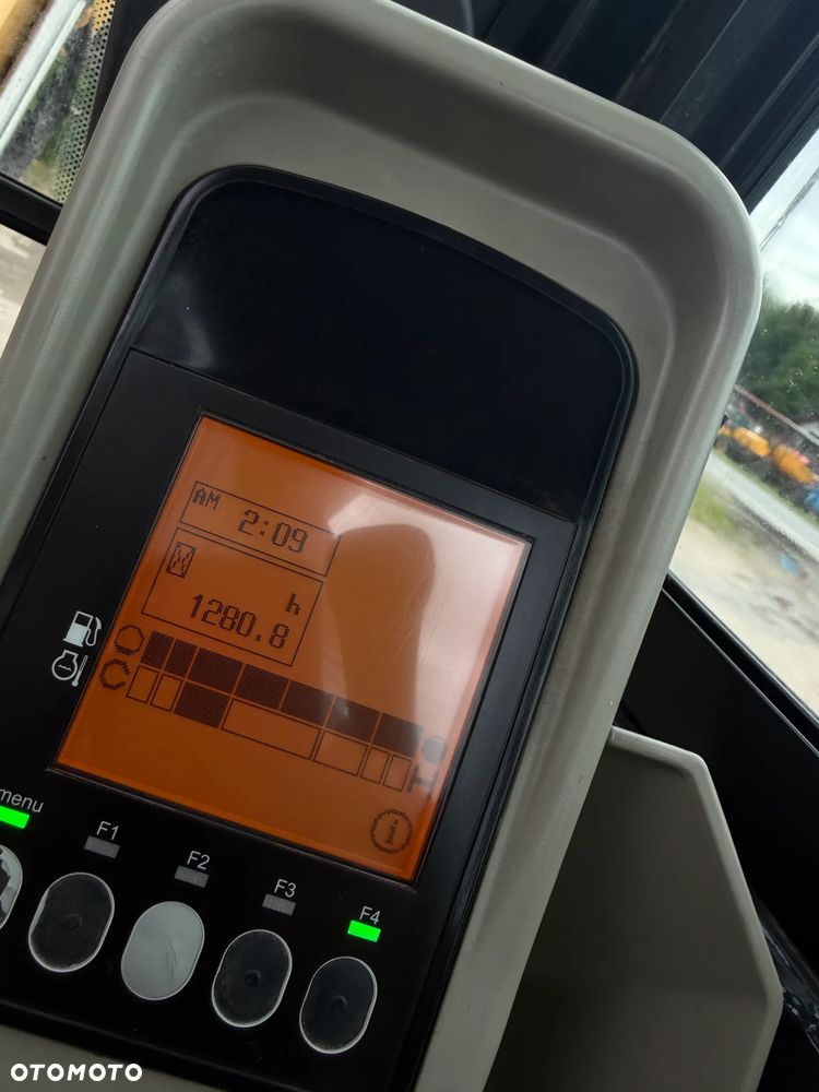 Yanmar SV18 Koparka Gąsienicowa 2 tony. Długie ramię PLUS. Szybkozłącze plus łyżka kopiąca. Rozsuwane Hydr. podwozie! Sprowadzona z Gospodarstwa Norweskiego! Maszyna jak Nowa z Salonu! 2017 rok. 1200 mtg! Gąsienice bez zużycia jak Nowe! szybka wolna jazda. Ani deka luzów i wycieków. OKAZJA Dodatkowe sekcje Hydrauliczne pod młot i wiertnice. Fabryczny lakier na podzespołach! Zebatki w pięknym stanie. Ogrzewana wentylowana Kabina. OKAZJA TANIO - 5