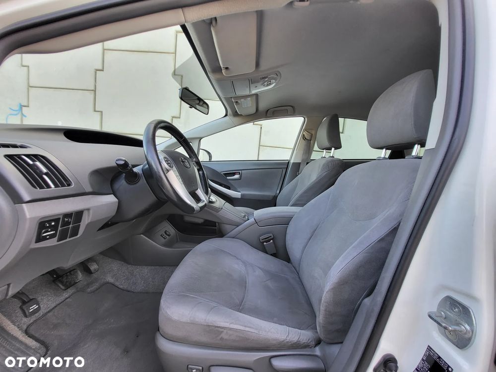 Toyota Prius (Hybrid) - 7