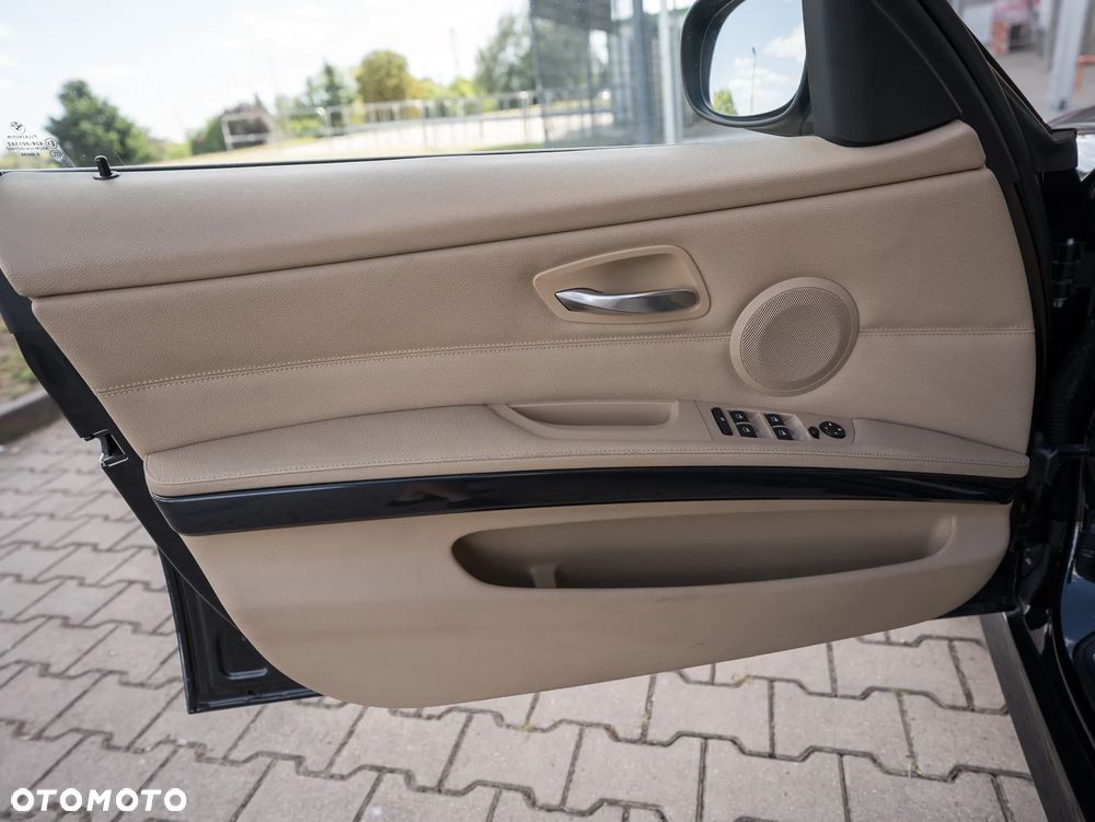 BMW Seria 3 325i Edition Exclusive - 28