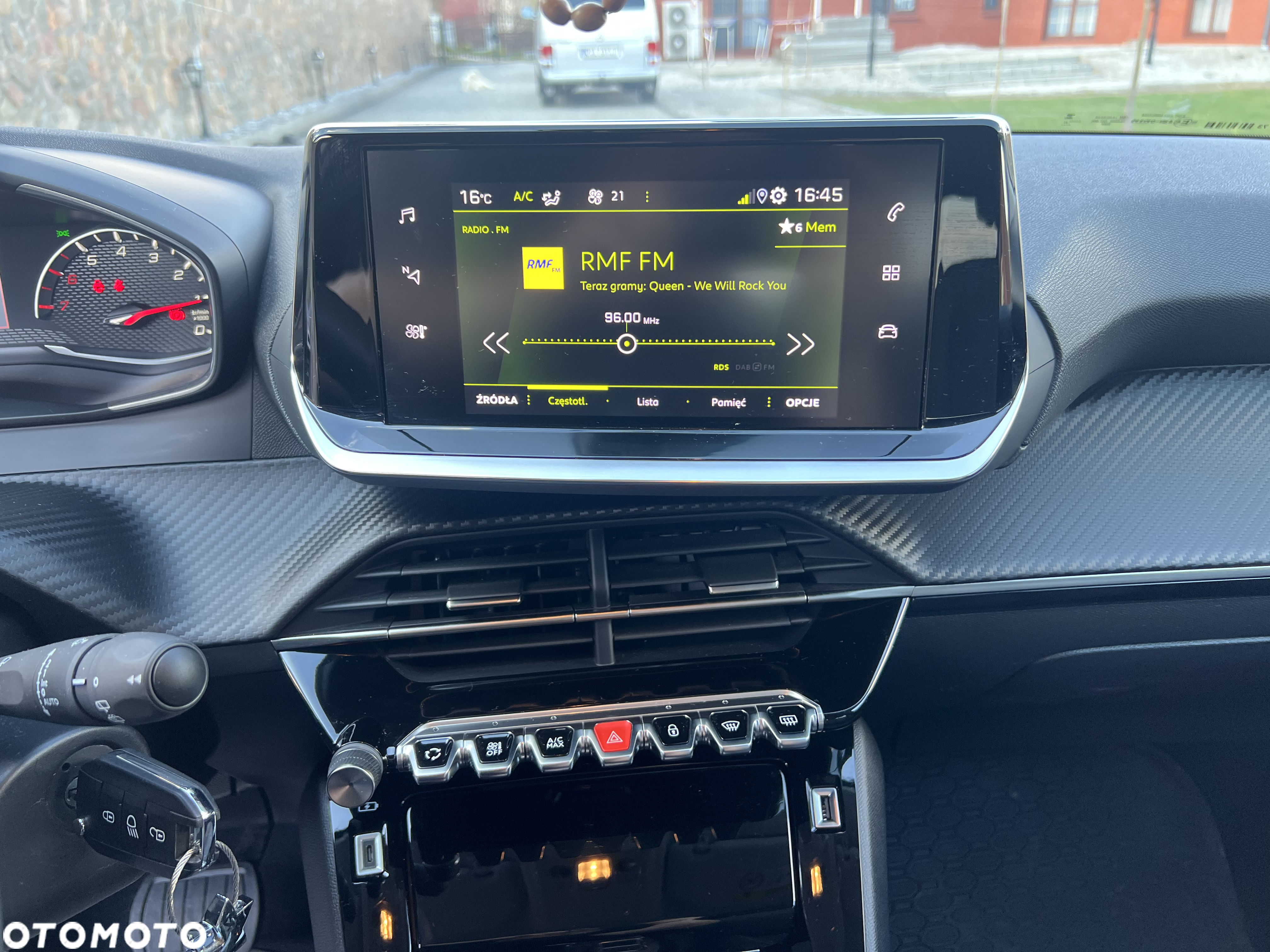Peugeot 208 - 11