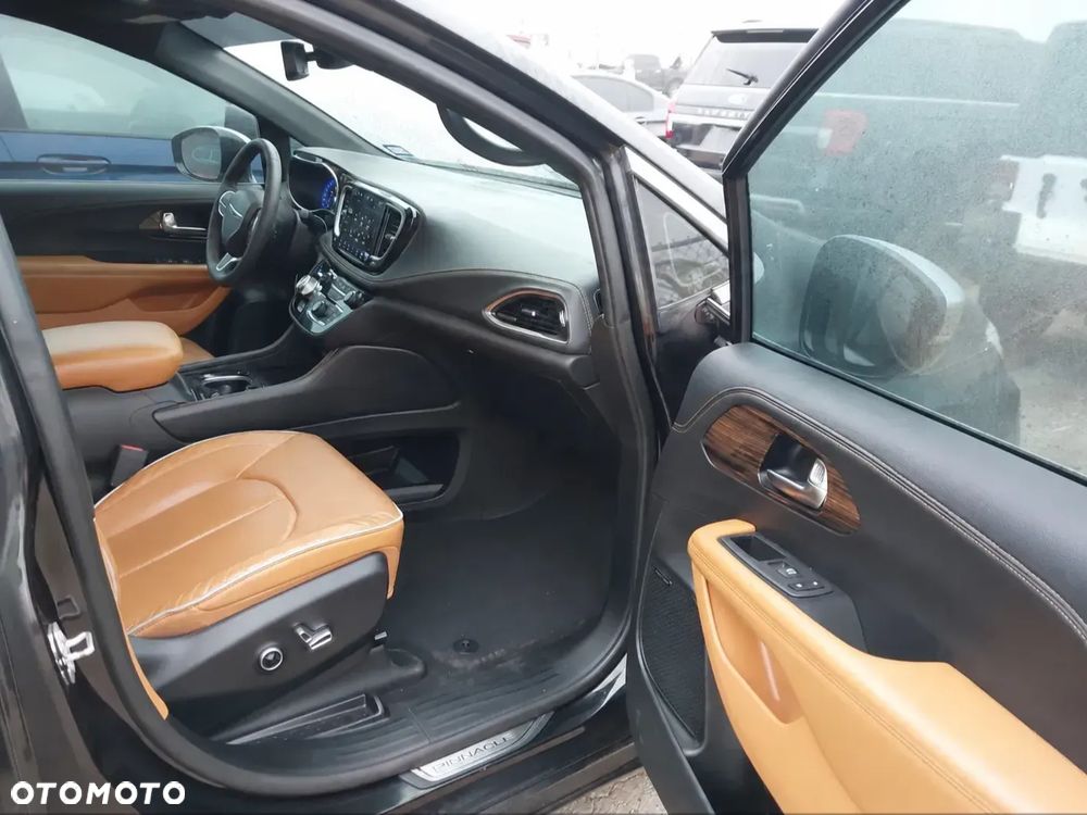 Chrysler Pacifica - 8