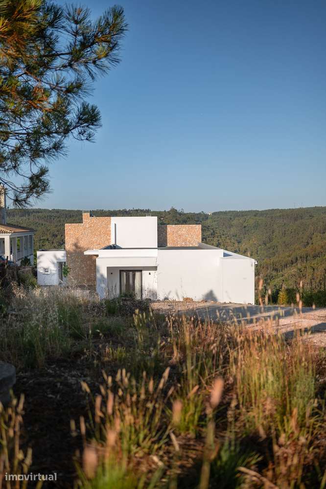 A modern detached home with private woodland and open views near Mafra - Grande imagem: 2/43