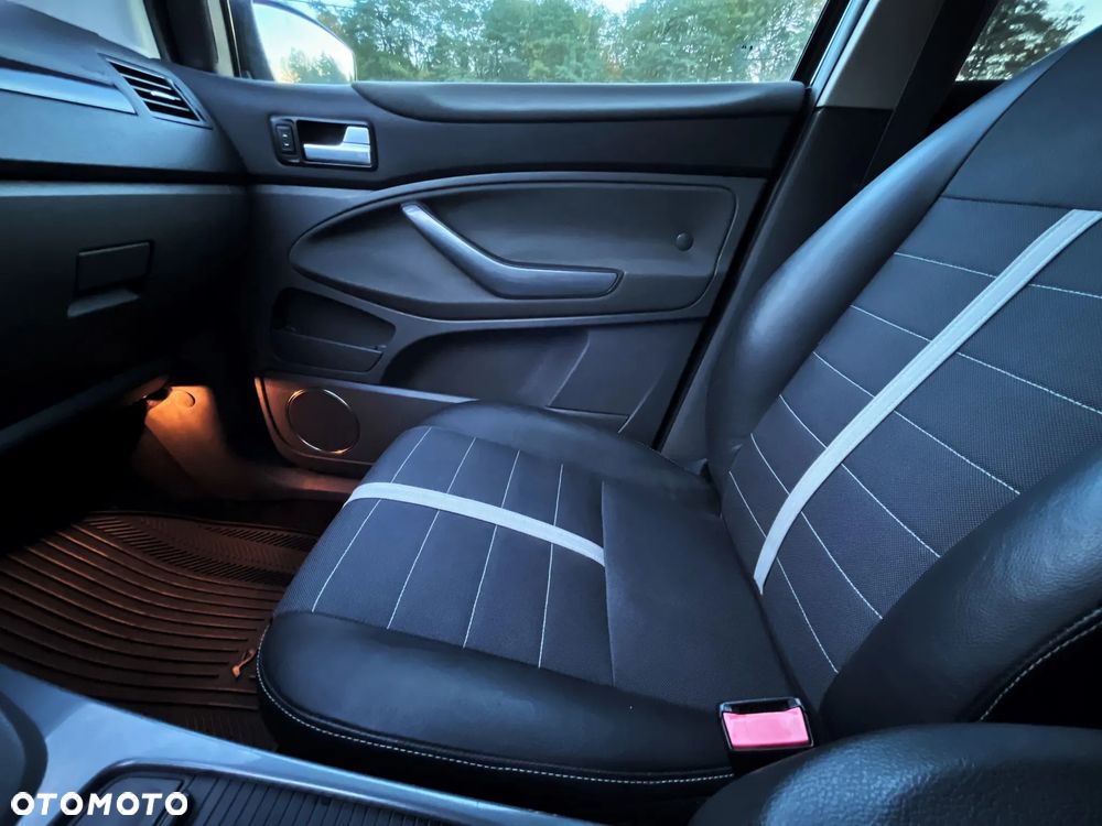 Ford Kuga 2.0 TDCi 2x4 Titanium - 24