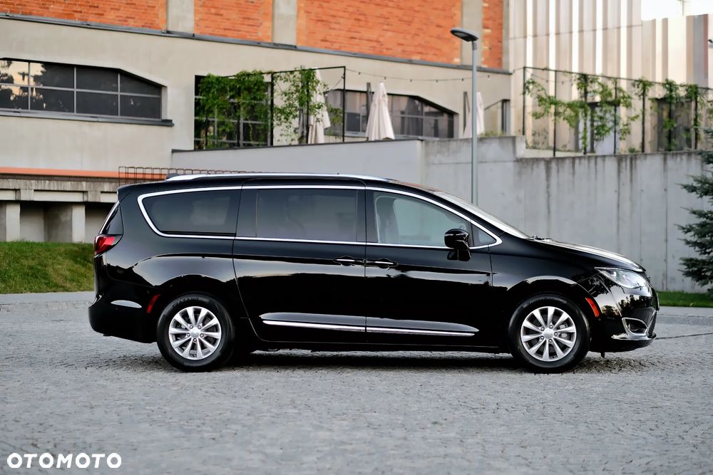 Chrysler Pacifica - 10