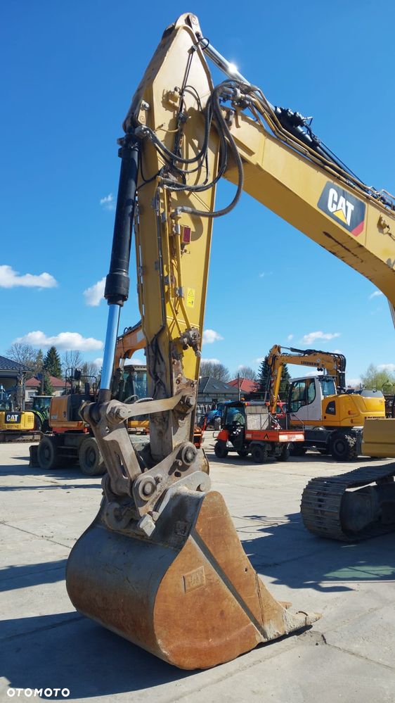 Caterpillar 323 - 16