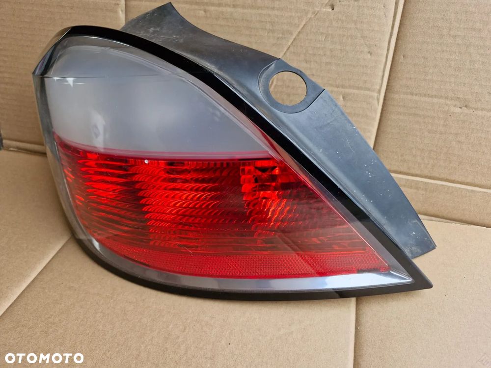 Lampa prawa tylna prawy tył Opel Astra H III hatchback 5 drzwi