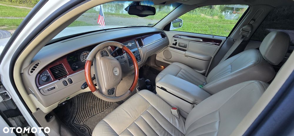 Lincoln Town Car - 5