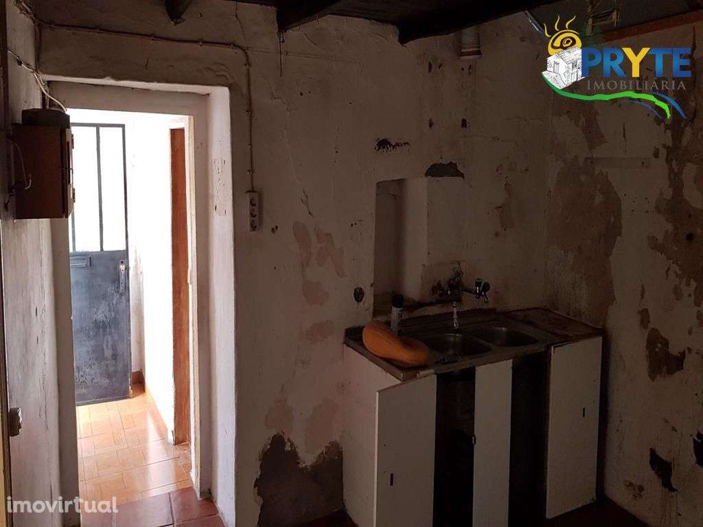 Moradia a necessitar de obras de recuperação com pequeno logradouro - Grande imagem: 2/13