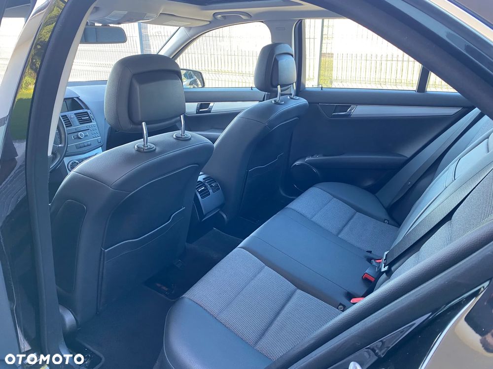 Mercedes-Benz Klasa C 180 CGI BlueEFFICIENCY Avantgarde - 14