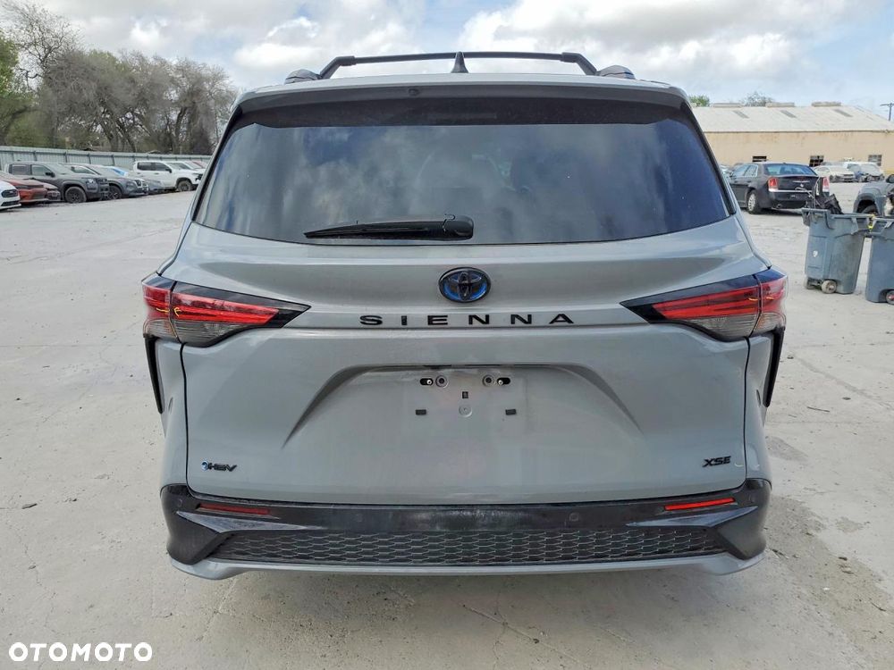 Toyota Sienna - 6