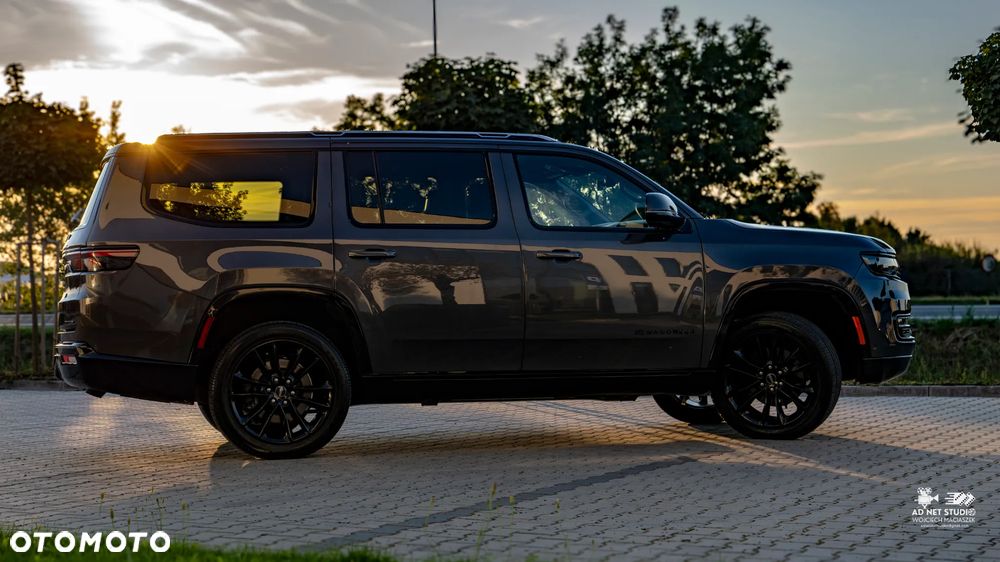 Jeep Wagoneer - 18