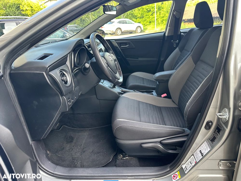 Toyota Auris 1.8 L VVT-i HSD Sol + - 4