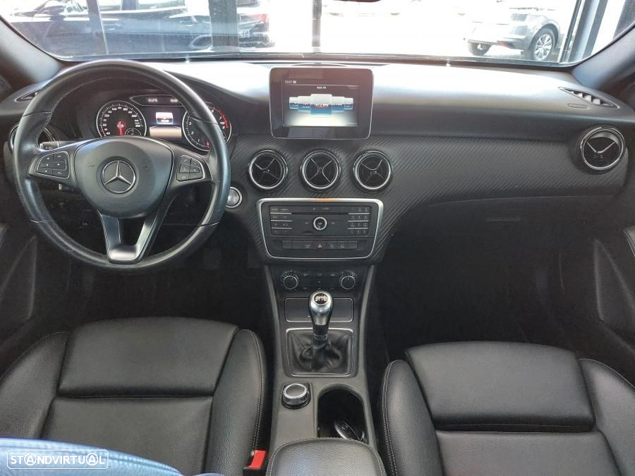 Mercedes-Benz GLA 180 Urban - 32