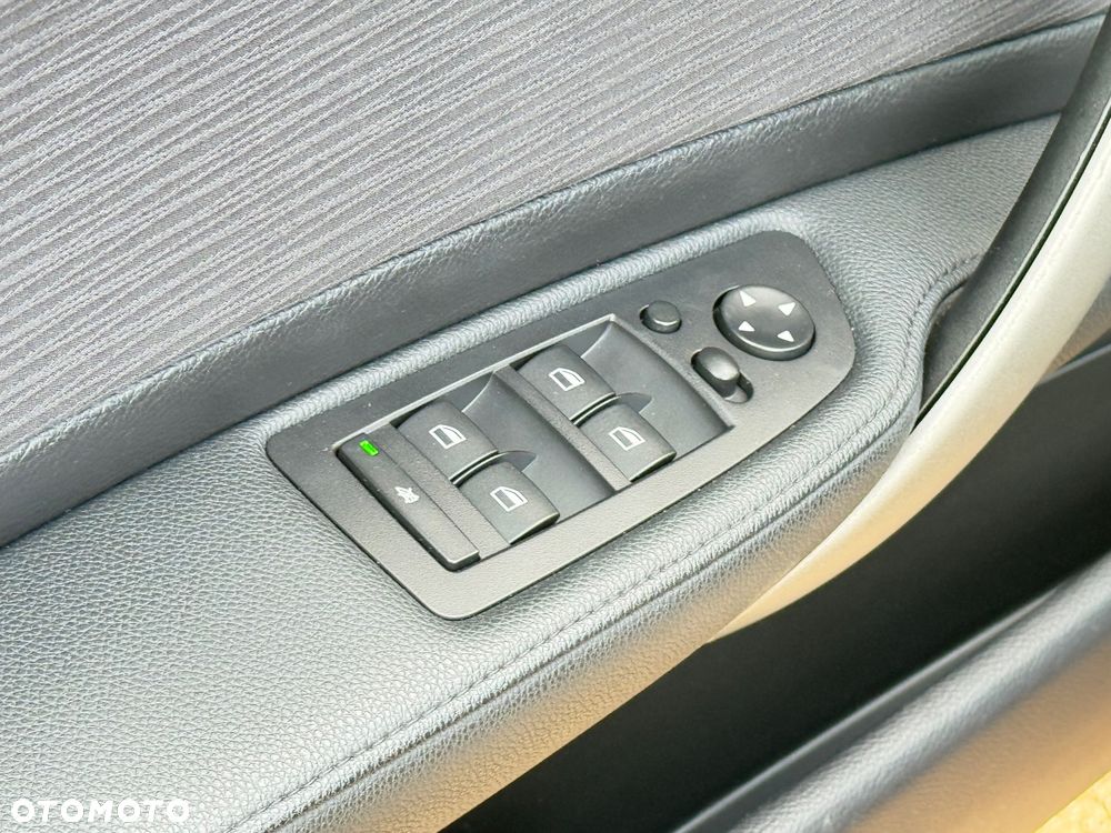 BMW Seria 1 116i - 29