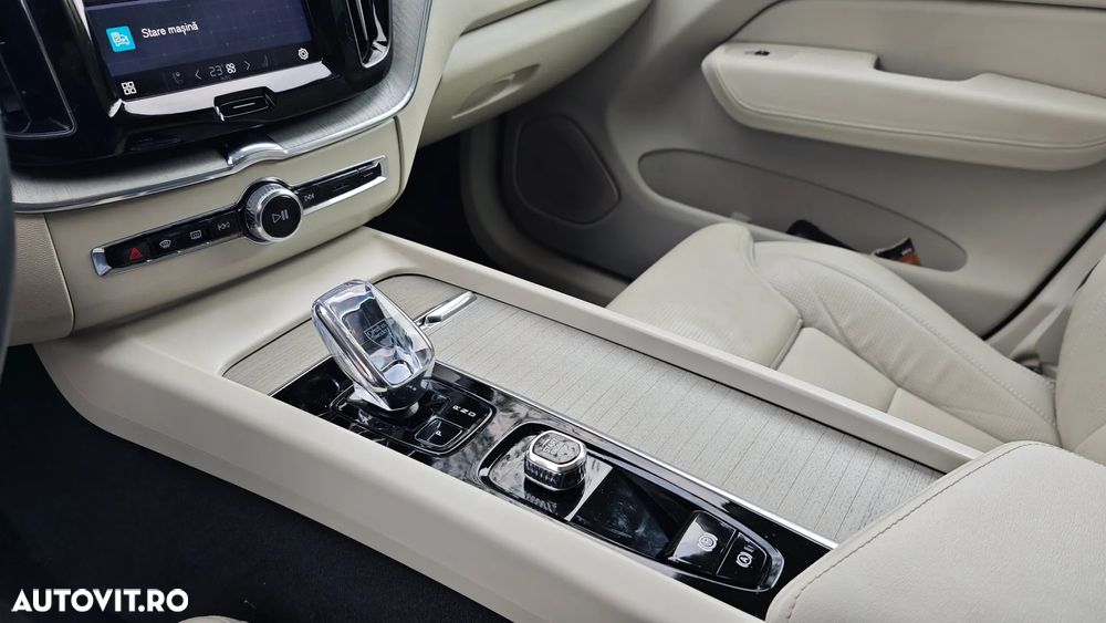 Volvo XC 60 B4 MHEV AT AWD Ultimate Dark - 14