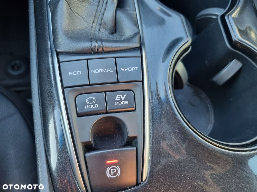 Toyota Camry 2.5 Hybrid Prestige CVT - 24