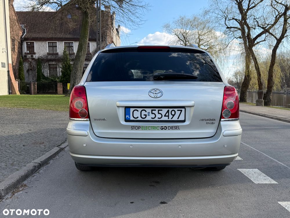 Toyota Avensis 2.0 D-4D - 11