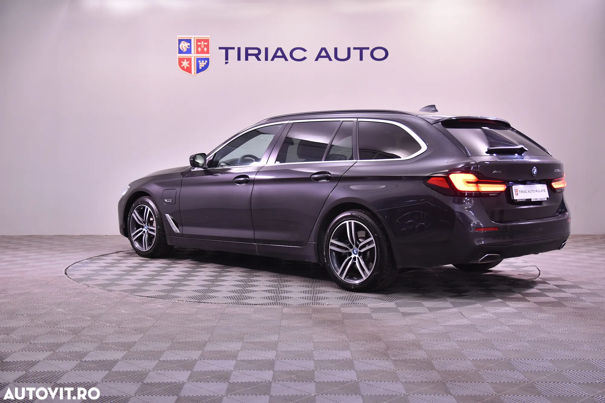 BMW Seria 5 530e xDrive Touring Aut. - 3