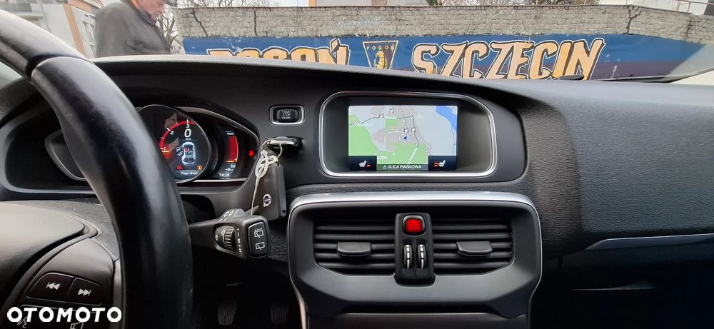 Volvo V40 D2 R Design - 16