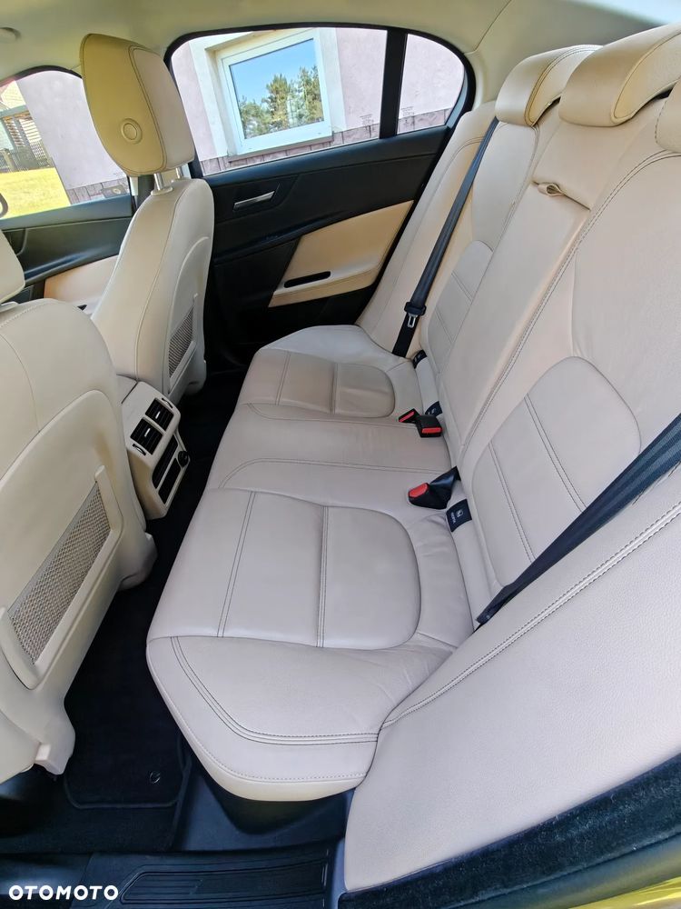 Jaguar XE 2.0 T Prestige - 13