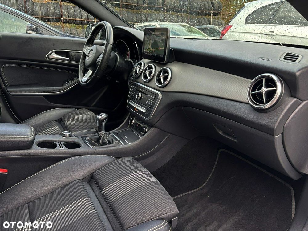 Mercedes-Benz CLA 200 AMG Line - 25