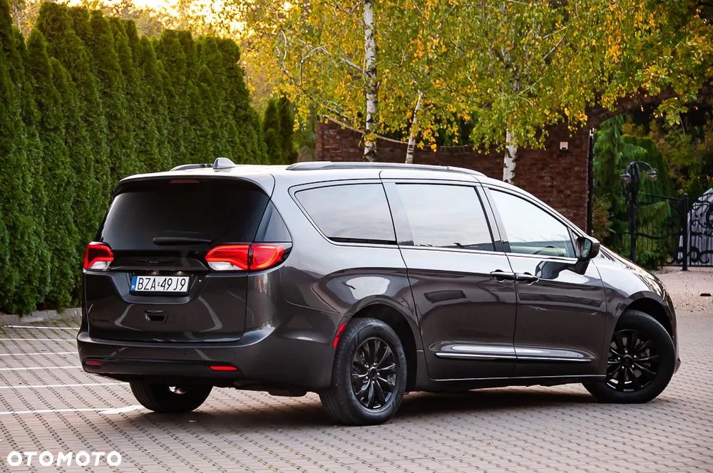 Chrysler Pacifica - 16