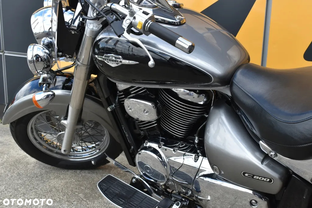 Suzuki Intruder - 13