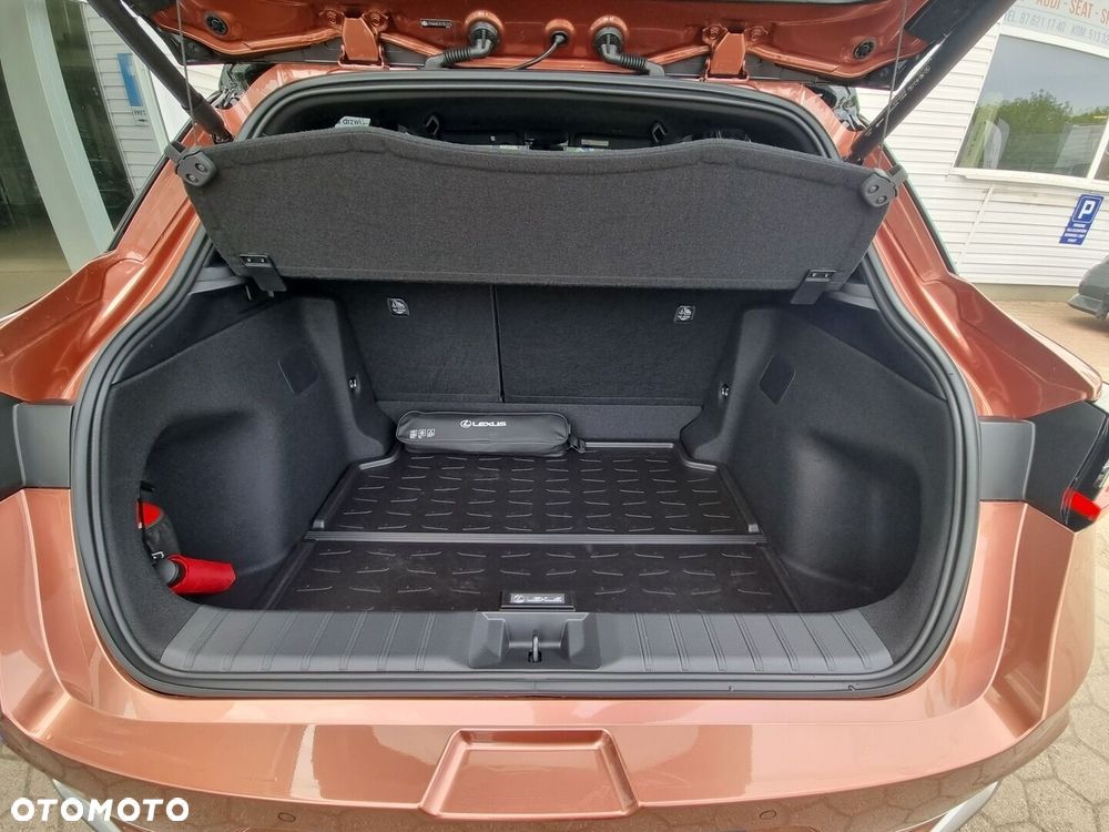 Lexus LBX - 13