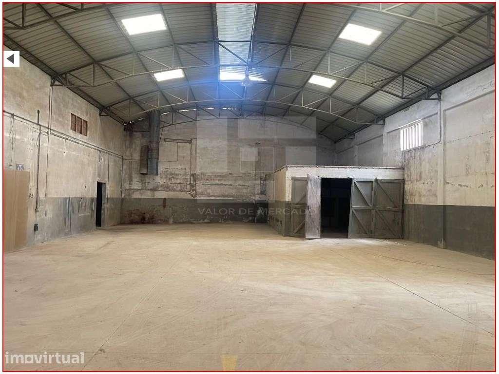 O armazém, está implantado em terreno com 2.149 m². - Grande imagem: 4/6
