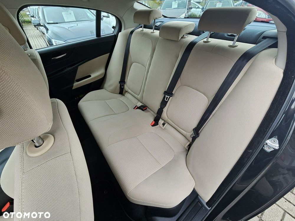 Jaguar XE 2.0 D AWD Portfolio - 12