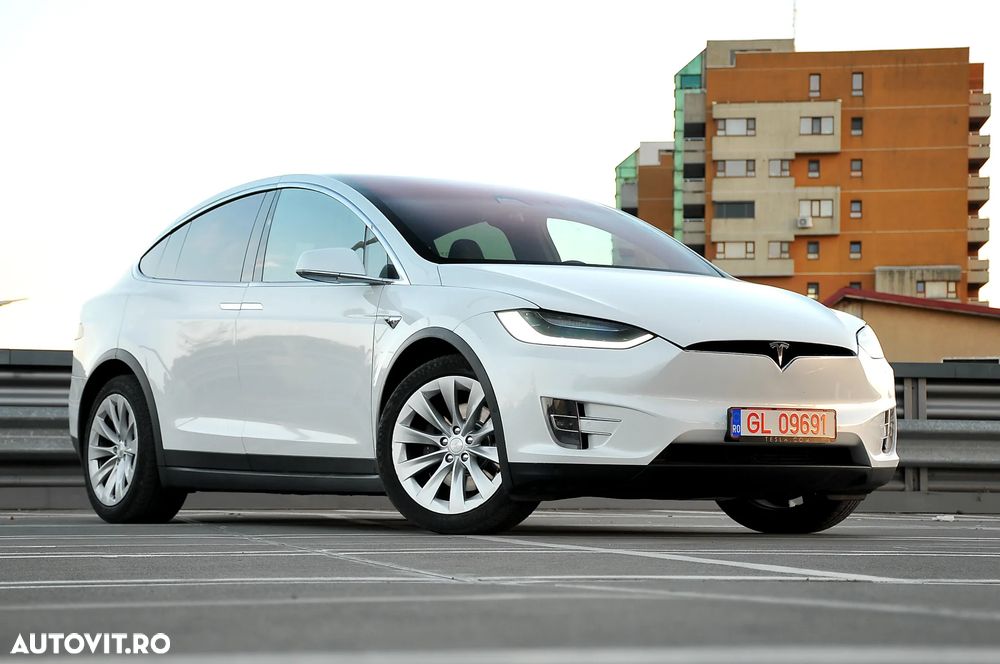 Tesla Model X - 8