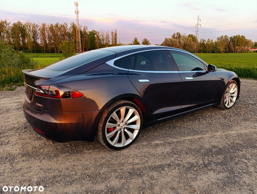 Tesla Model S - 4