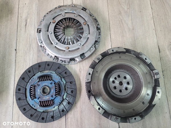Sprzęgło koło zamachowe tarcza docisk KIA RIO IV 1,0 T-GDI 2017r 23211-04810