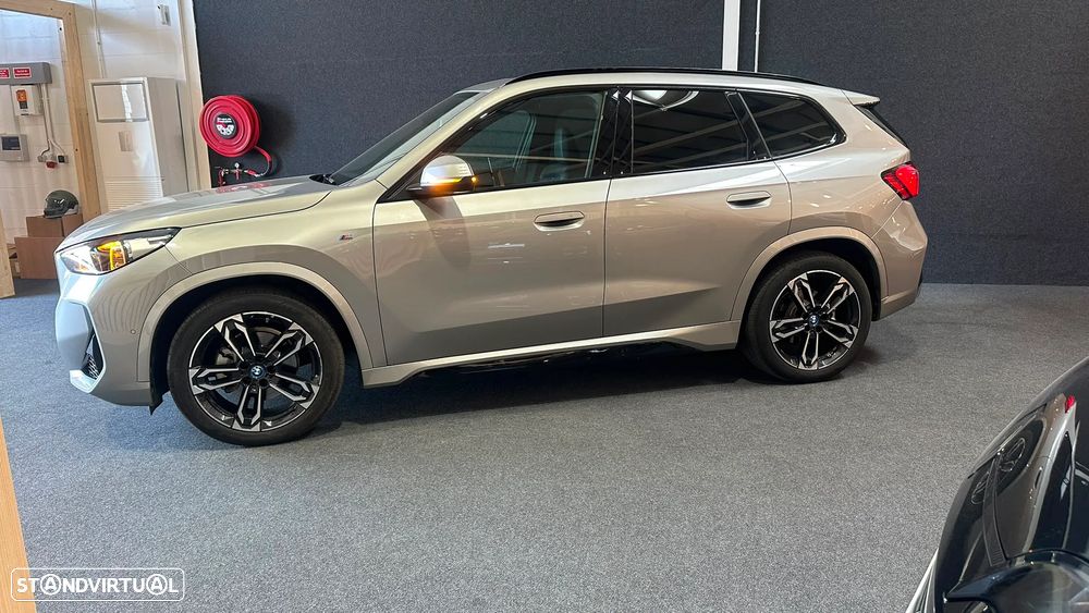 BMW iX1 eDrive20 Pack Desportivo M - 2