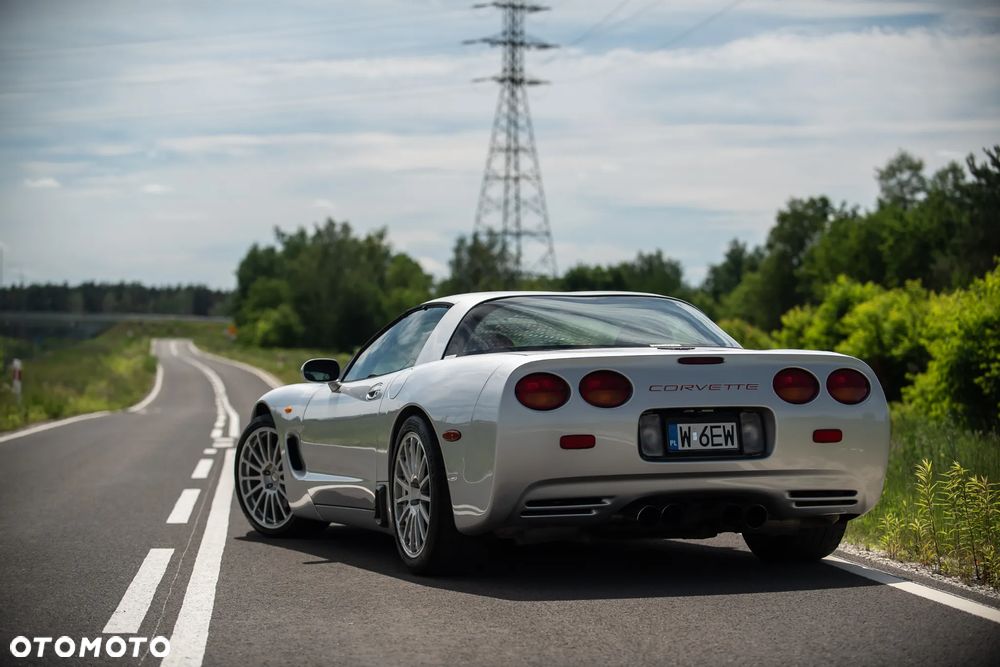 Chevrolet Corvette - 25