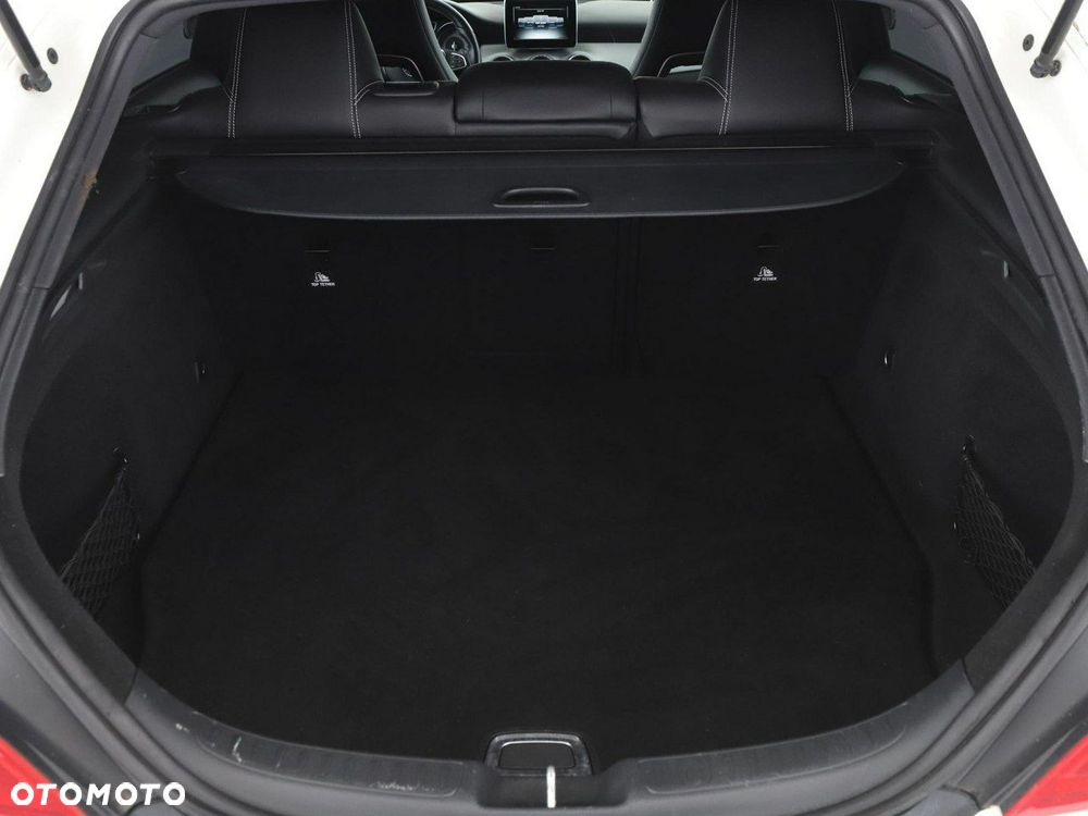 Mercedes-Benz CLA 180 Urban - 21