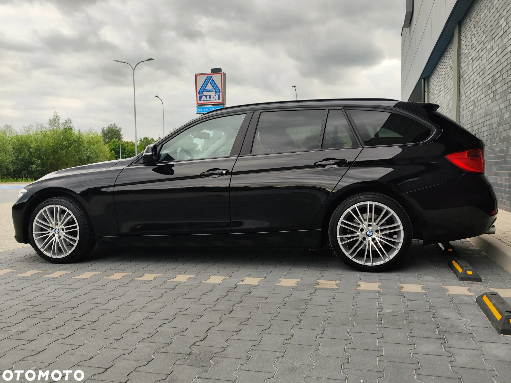 BMW Seria 3 318d Touring Blue Performance Sport Line - 2