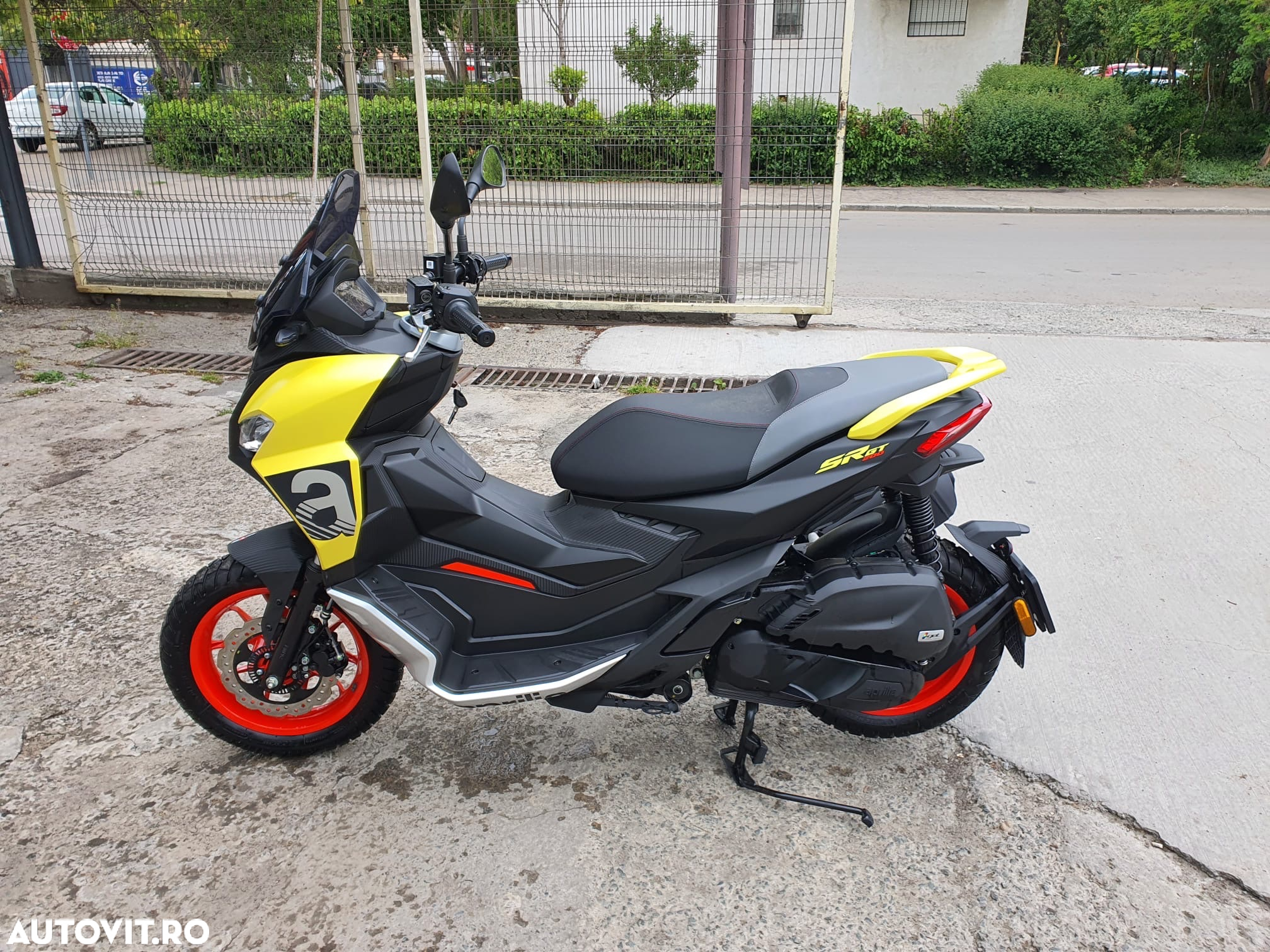 Aprilia SR GT - 4