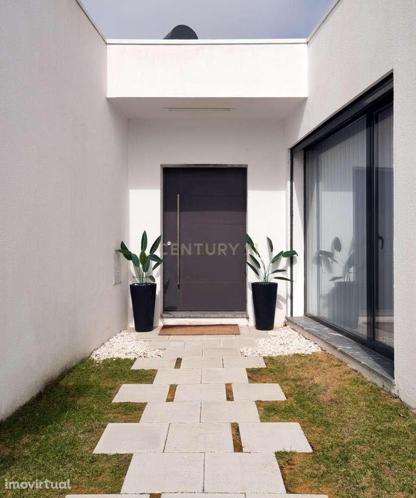 Moradia Térrea com Piscina aquecida e excelente jardim. Localizada em - Grande imagem: 4/49