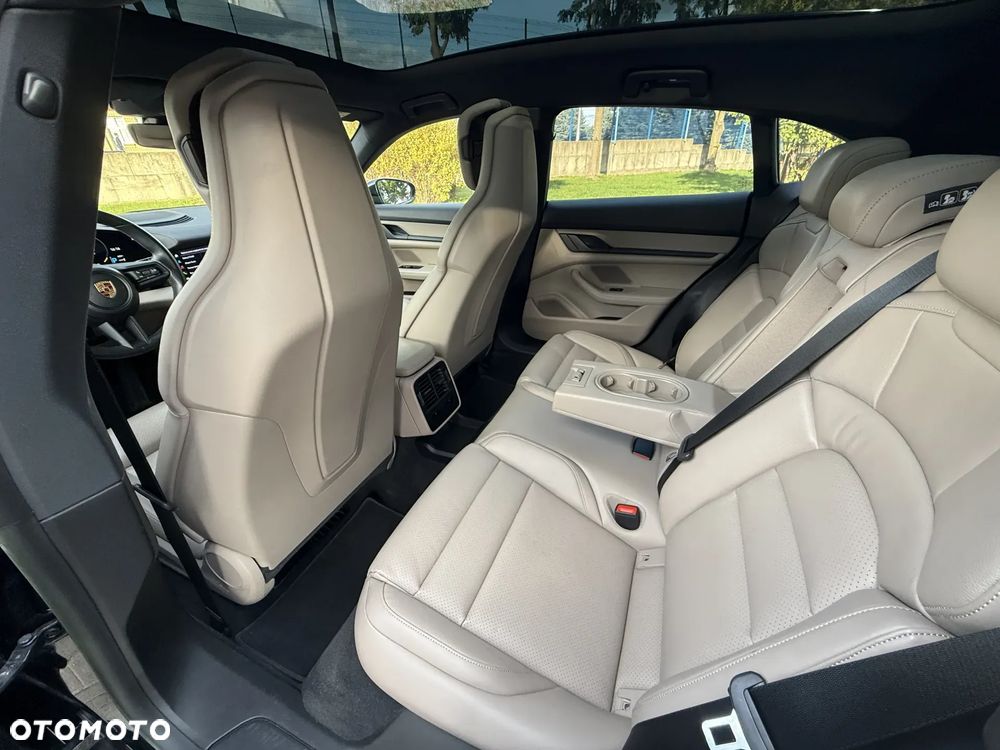 Porsche Taycan 4 Cross Turismo - 13