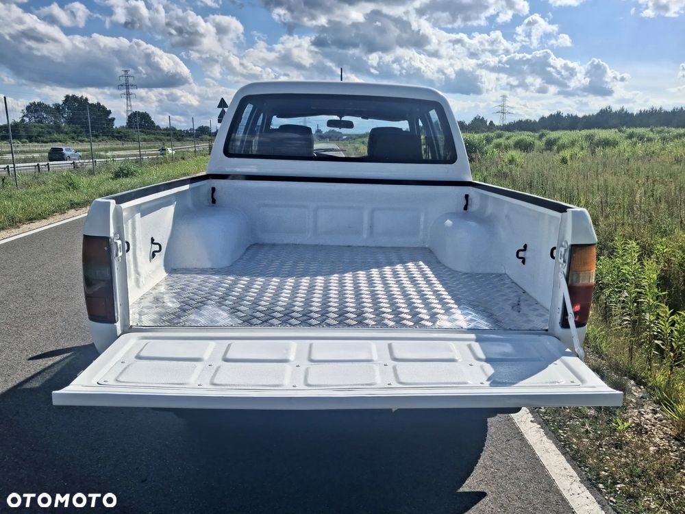 Toyota Hilux 4WD DLX - 6