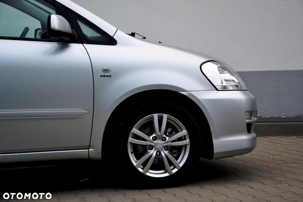Toyota Avensis Verso 2.0 - 19