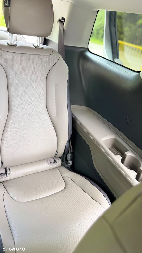 Kia Carnival - 35