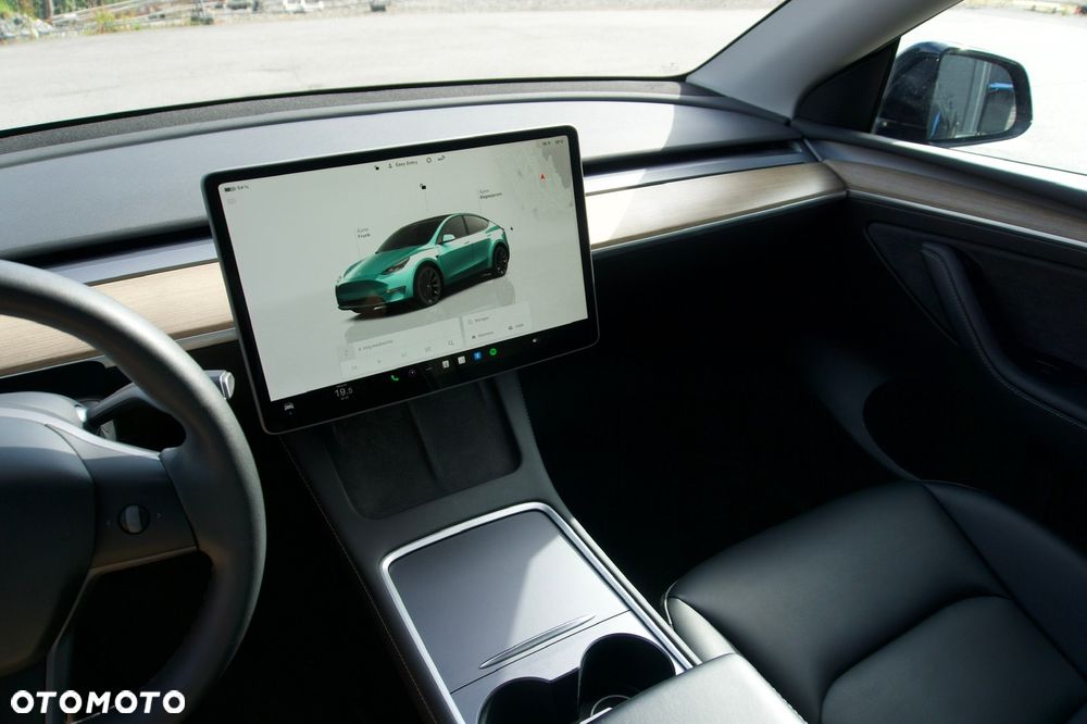 Tesla Model Y - 12