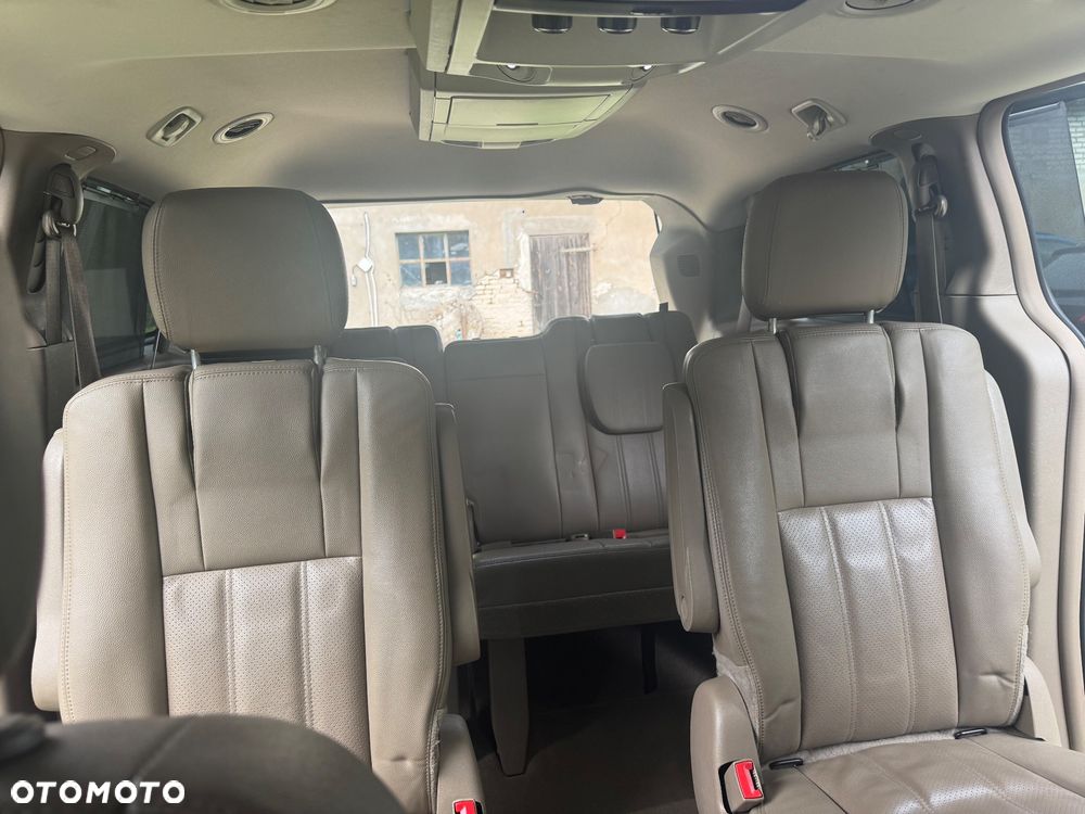 Chrysler Town & Country - 29