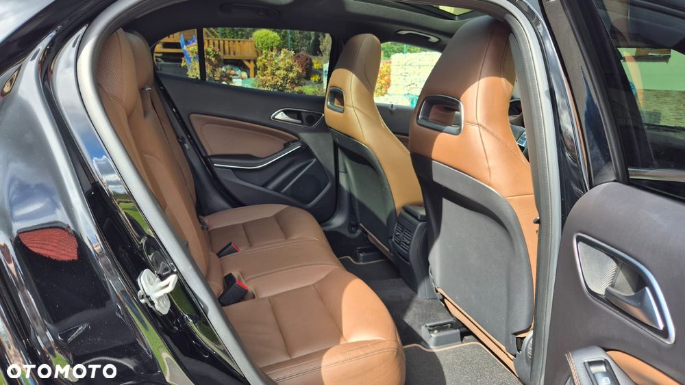 Mercedes-Benz GLA 200 7G-DCT AMG Line - 32