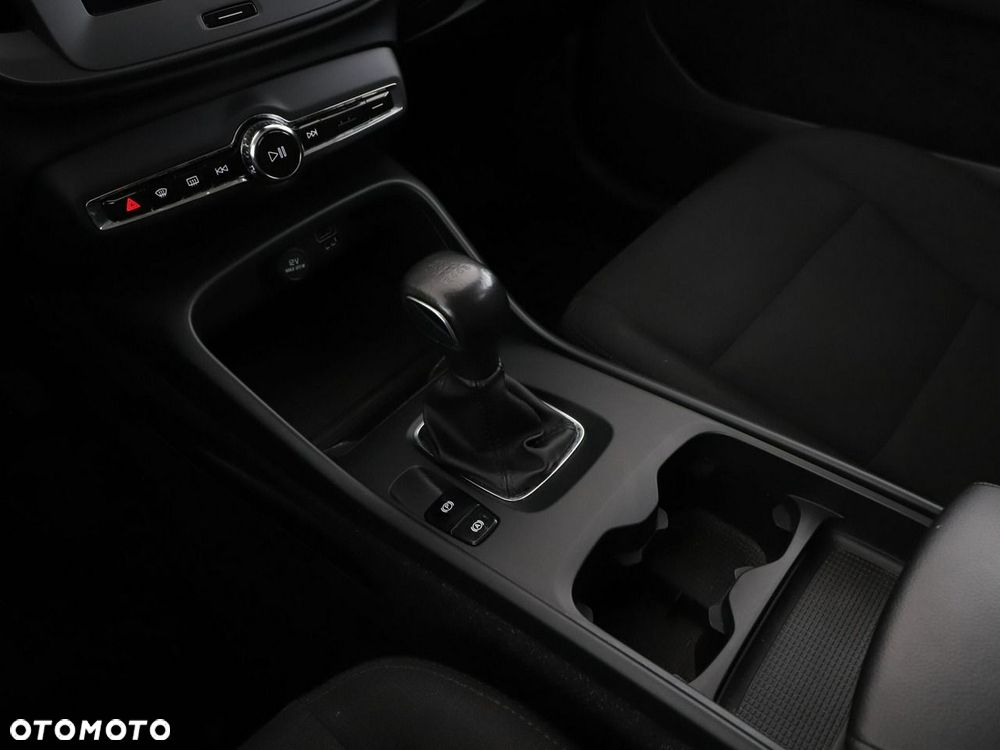 Volvo XC 40 T3 Momentum Core - 27